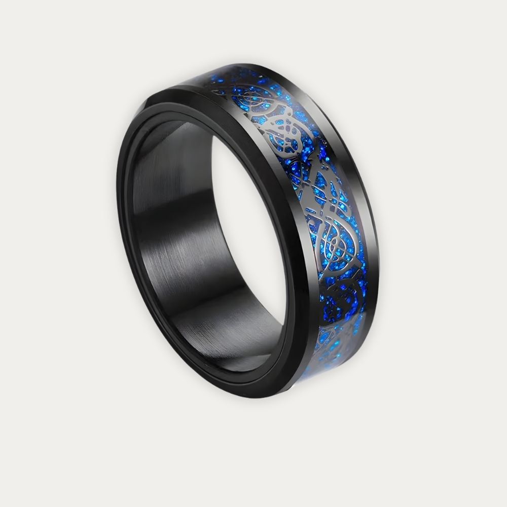 Bague anti-stress homme en acier inoxydable avec motifs gravés et anneau rotatif sur fond blanc