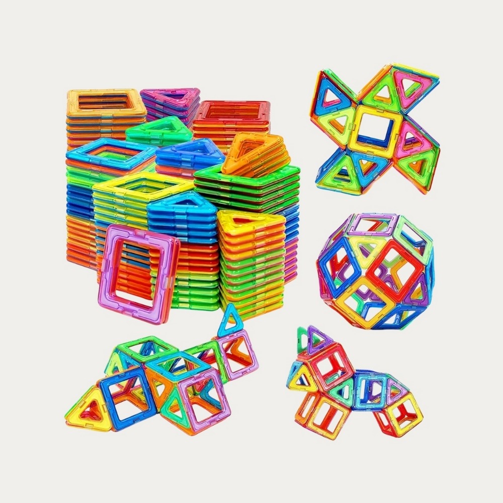 Blocs de construction magnétiques pour enfants 56 pièces, avec des formes colorées empilées et quelques constructions comme une étoile, une boule et un animal, sur fond blanc.