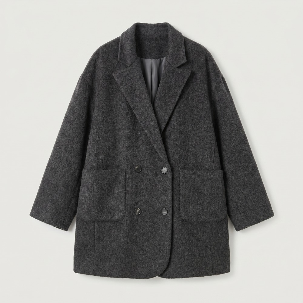 Un Manteau en laine oversize pour femme gris foncé, avec grandes poches et coupe ample, posé sur un fond blanc simple.