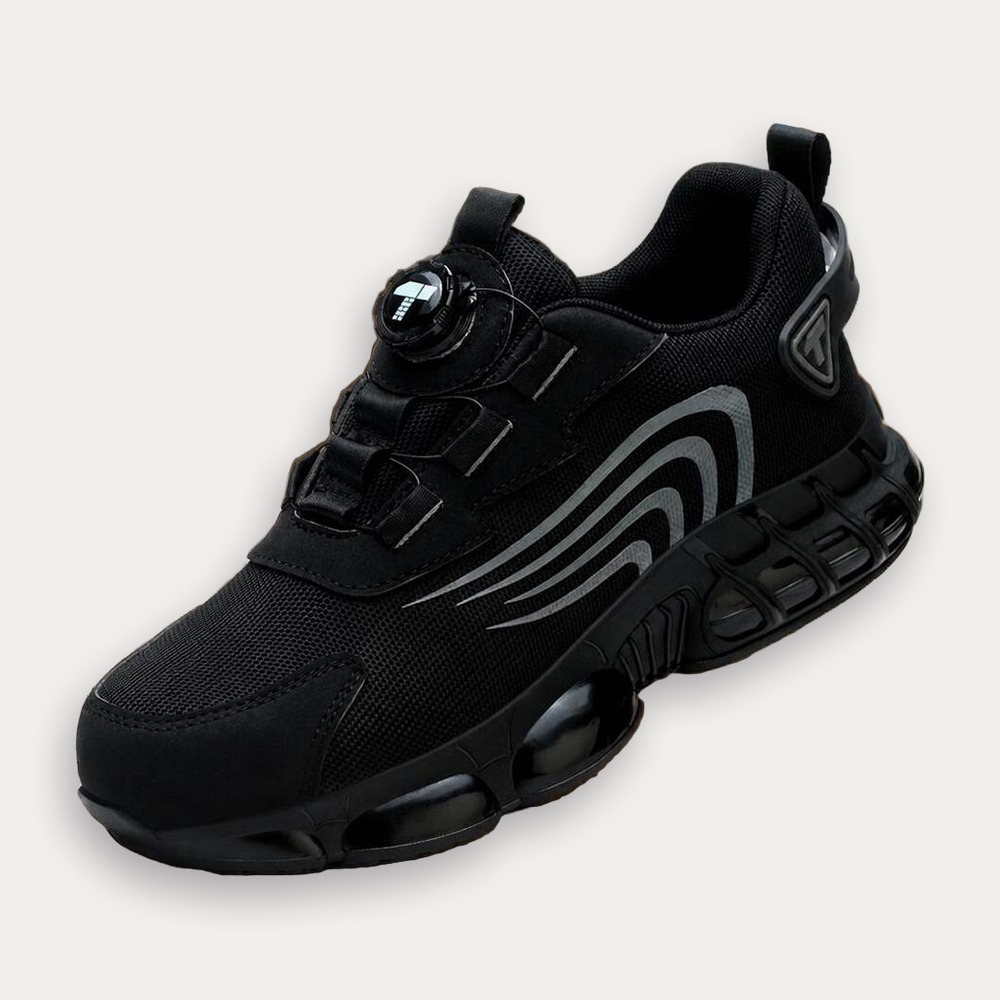 Une chaussure de sécurité à lacets automatiques et coussin d'air noire, avec semelle épaisse et design sportif, posée sur fond blanc.